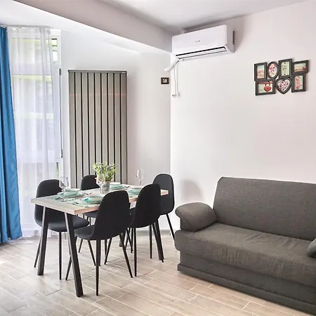 Golden Sunrise N Pools Apartmán Năvodari