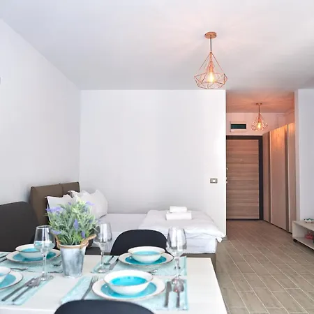 Golden Sunrise N Pools Apartment Navodari