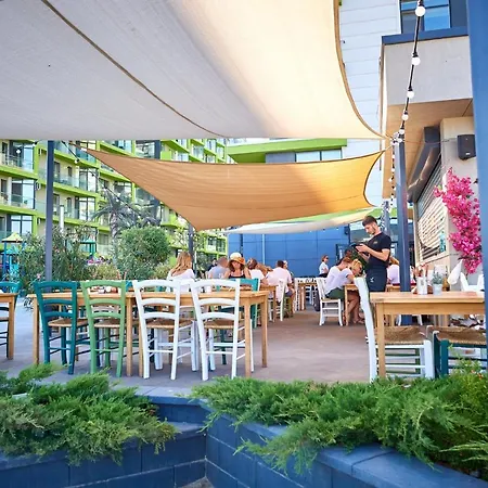 Golden Sunrise N Pools Năvodari