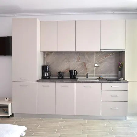 Golden Sunrise N Pools Apartmán *