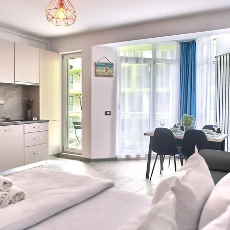 Golden Sunrise N Pools Apartment Navodari